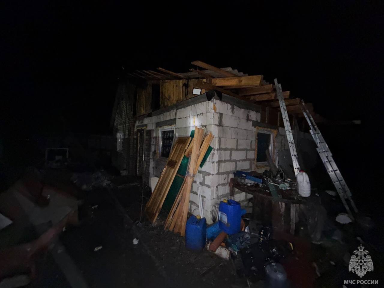 Крыша сгорела, помещение спасли: в Голубево произошел пожар в строящемся доме Крыша сгорела, помещение спасли: в Голубево произошел пожар в строящемся доме