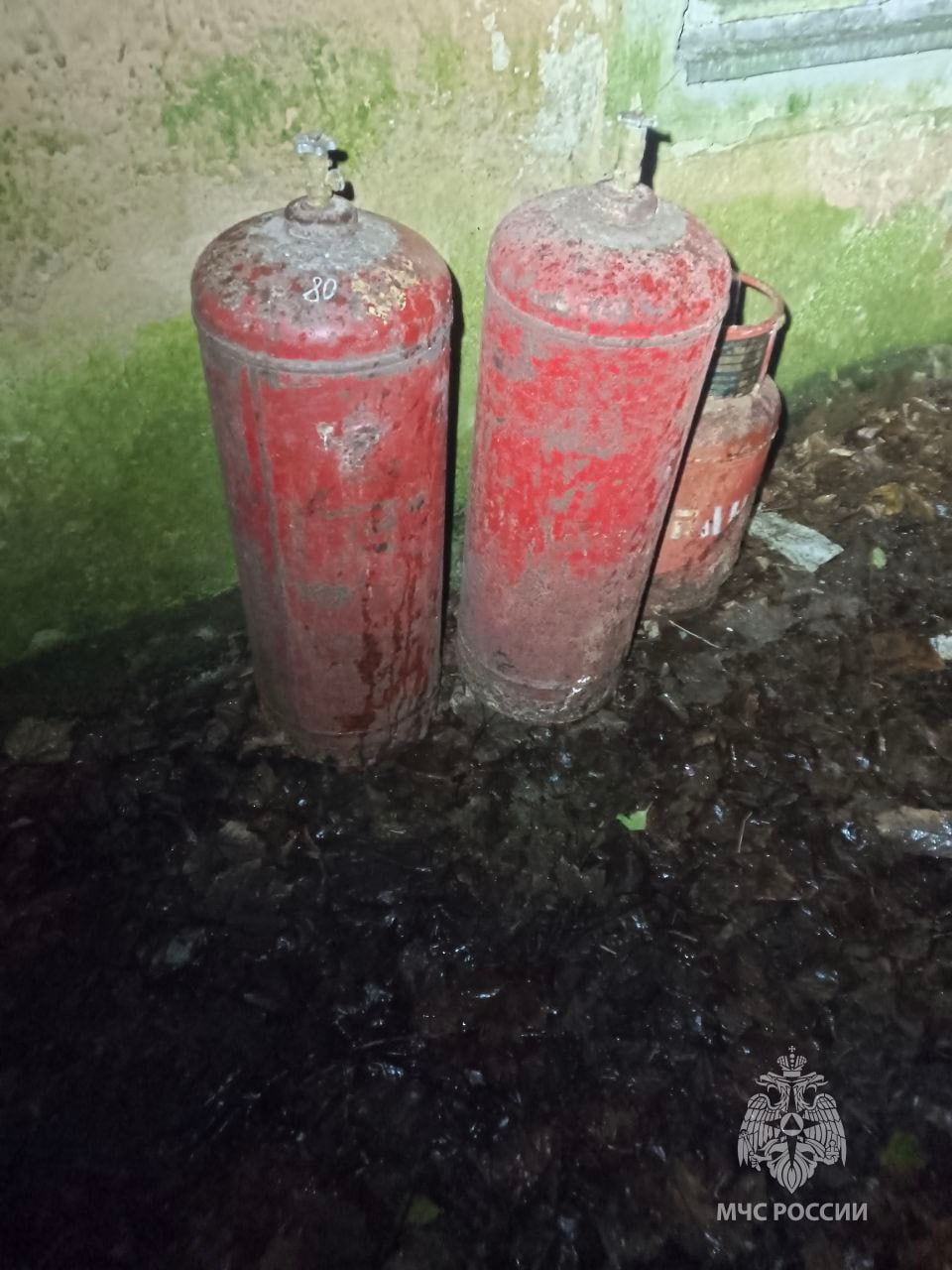 Предотвратили взрыв: в Светлогорске пожарные потушили огонь в сарае, где хранились газовые баллоны Предотвратили взрыв: в Светлогорске пожарные потушили огонь в сарае, где хранились газовые баллоны