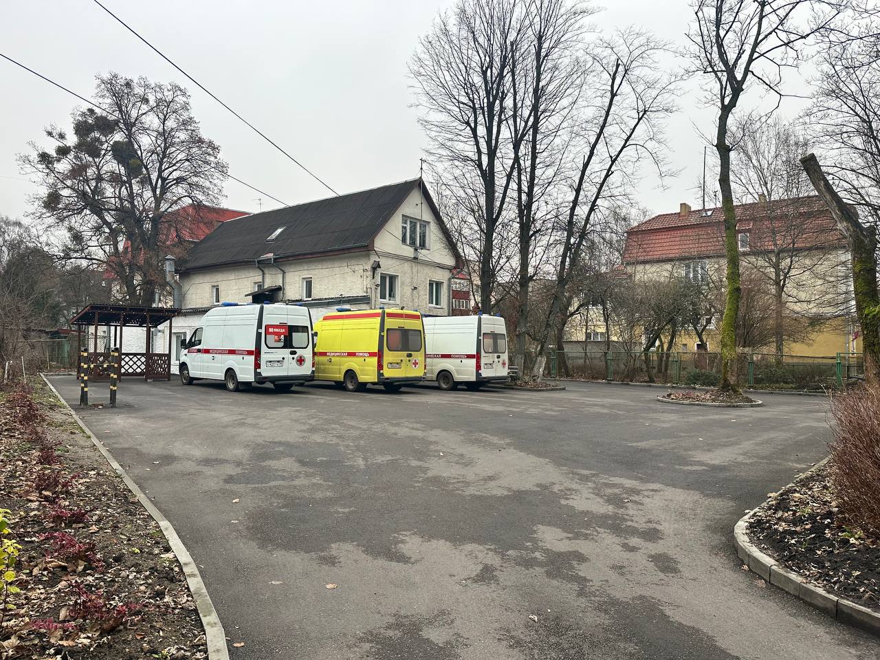 В Калининграде заасфальтировали территории двух подстанций скорой помощи