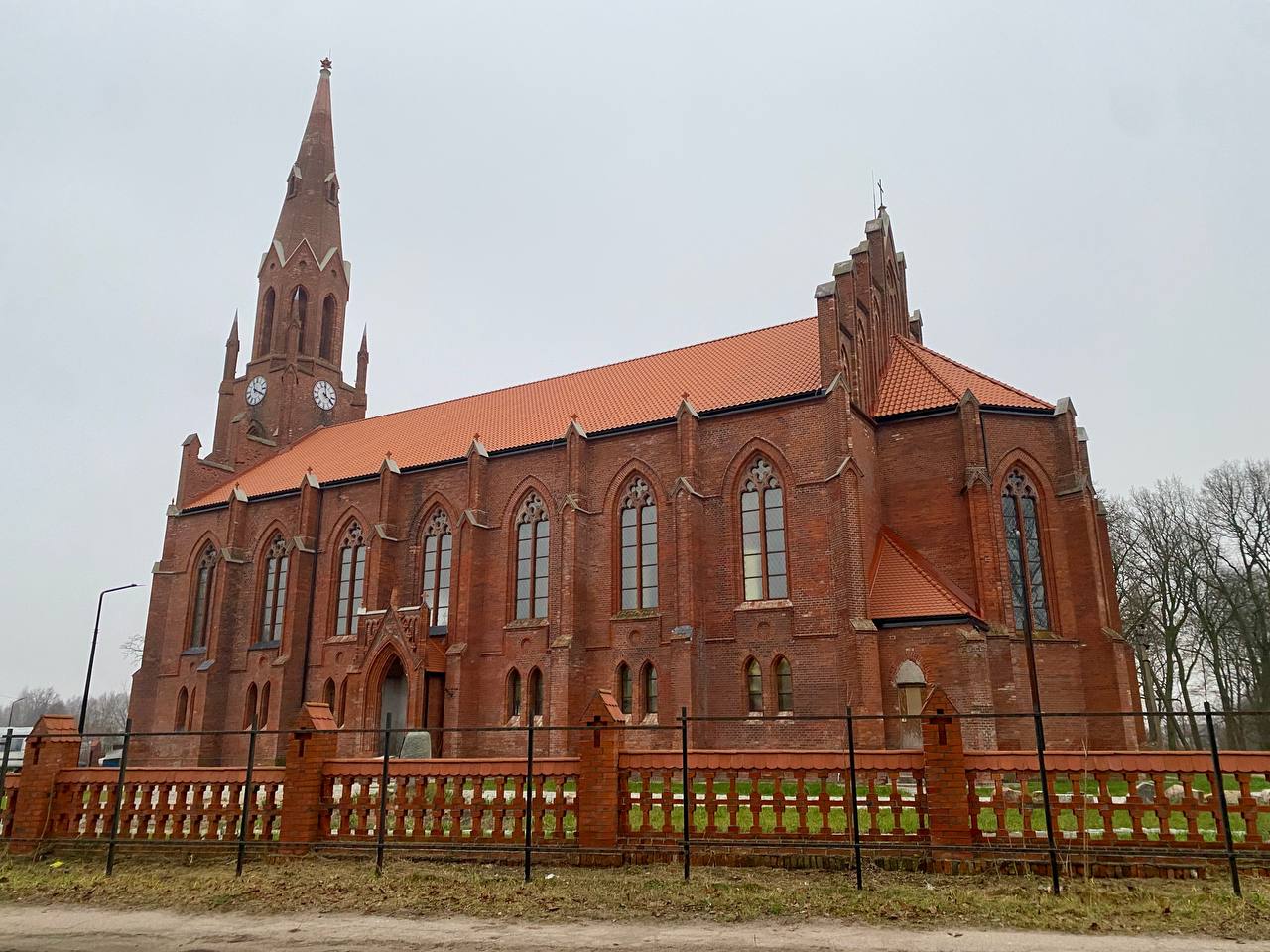 В Славске начали убирать железное ограждение у кирхи 1869 года постройки