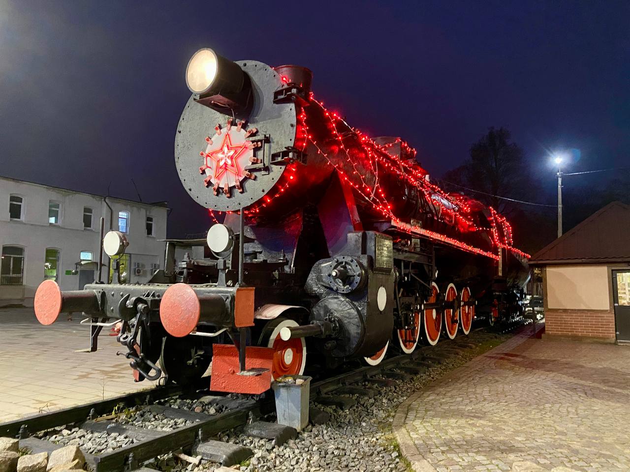В Советске украсили к Новому году паровоз серии ТЭ
