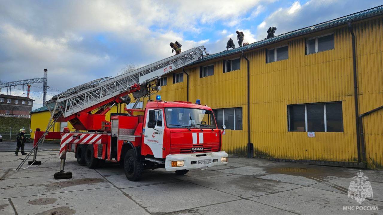 Спасатели предотвратили взрыв: на Портовой горел столярный цех