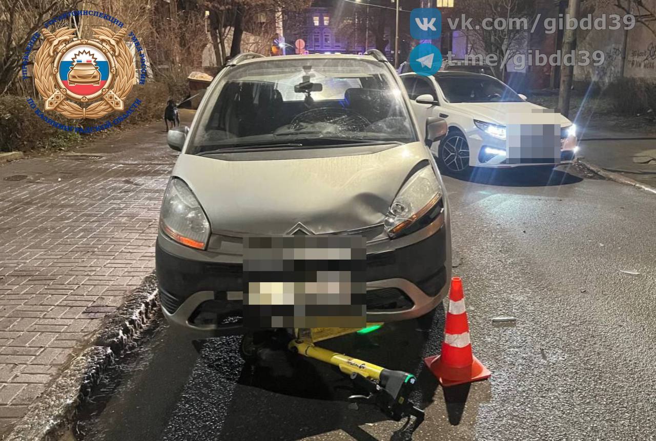 На улице Молочинского легковушка сбила калининградца на электросамокате