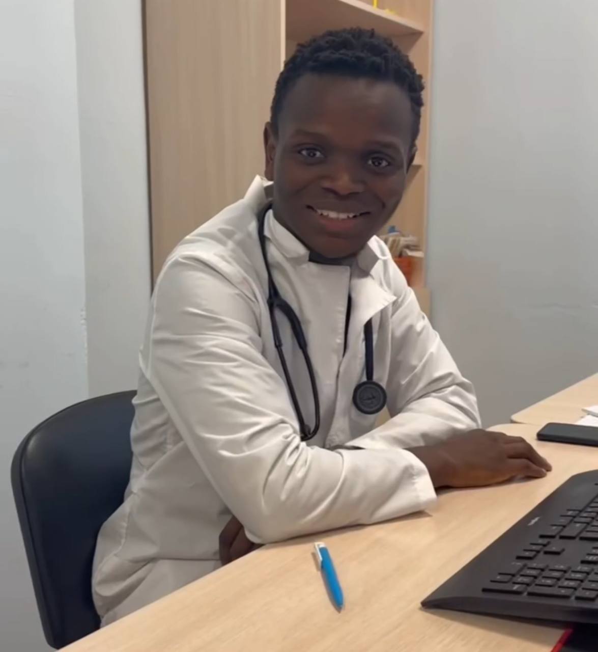 В Калининградской больнице №3 пациентов принимает врач из Южной Африки