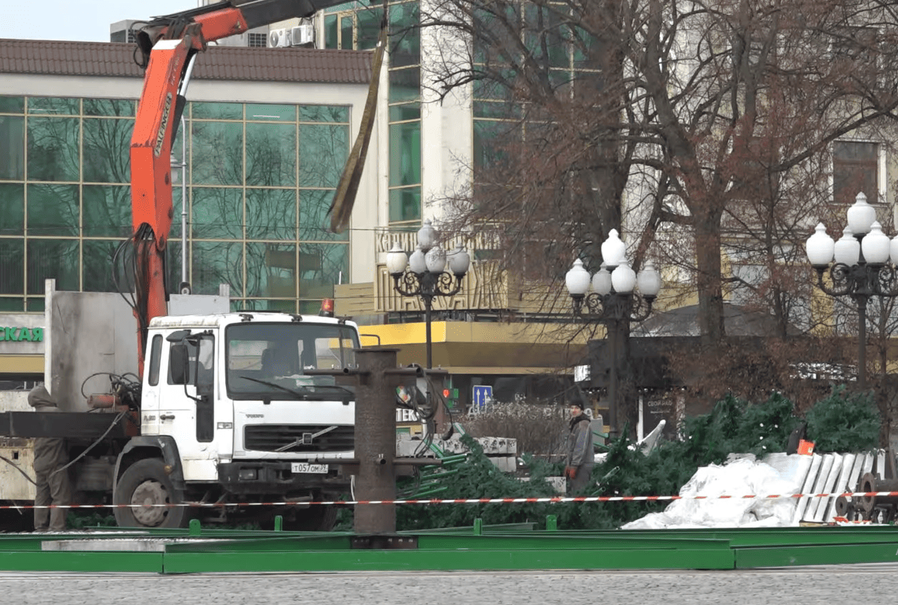 В центре Калининграда начали устанавливать новую новогоднюю ёлку