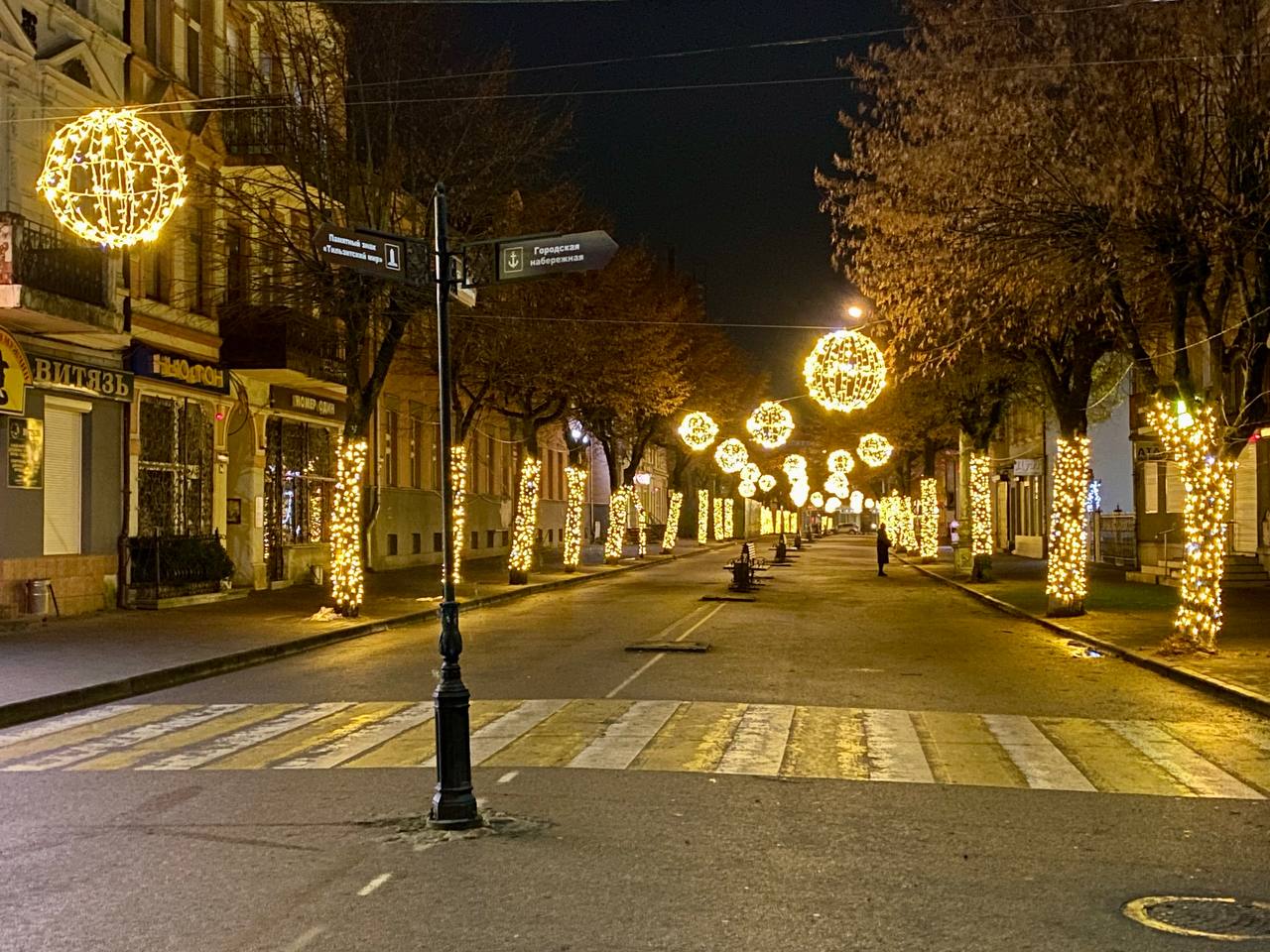 Центр Советска засиял новогодними огнями