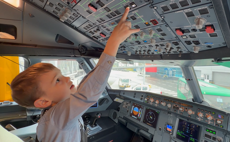 Штурман, машинист и лётчик: транспортная полиция исполнила мечту 6-летнего калининградца