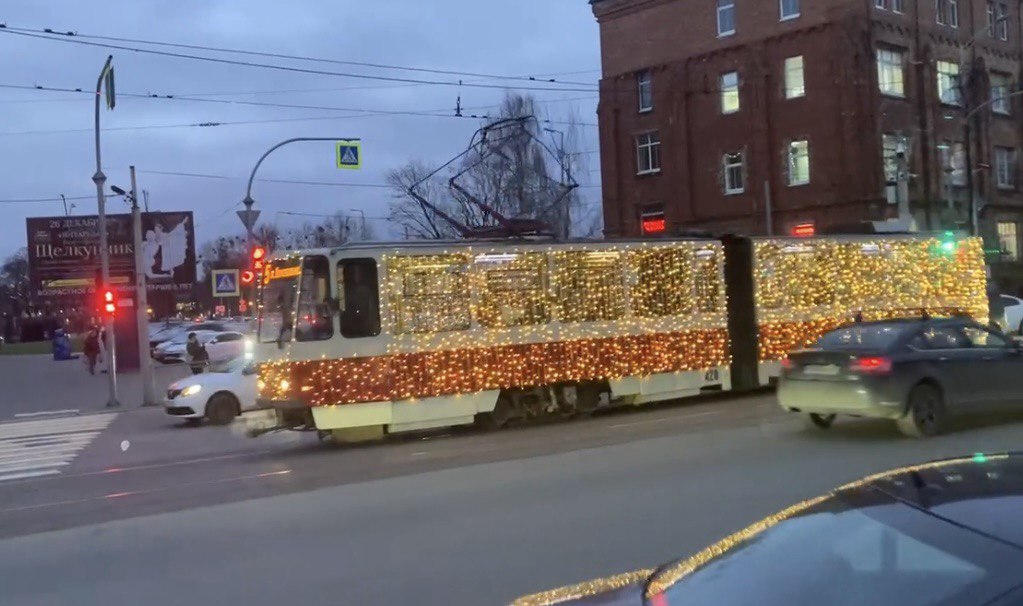 В Калининграде начал курсировать новогодний трамвай