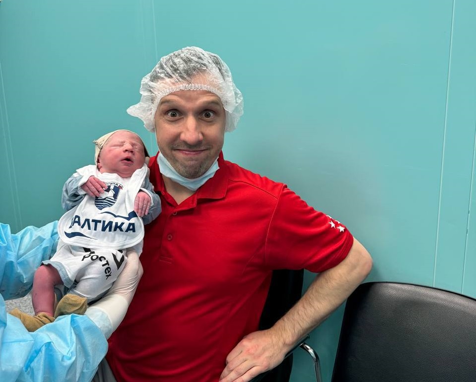 «Балтика» подарила родителям родившихся в новогоднюю ночь малышей «мини-форму» «Балтика» подарила родителям родившихся в новогоднюю ночь малышей «мини-форму»