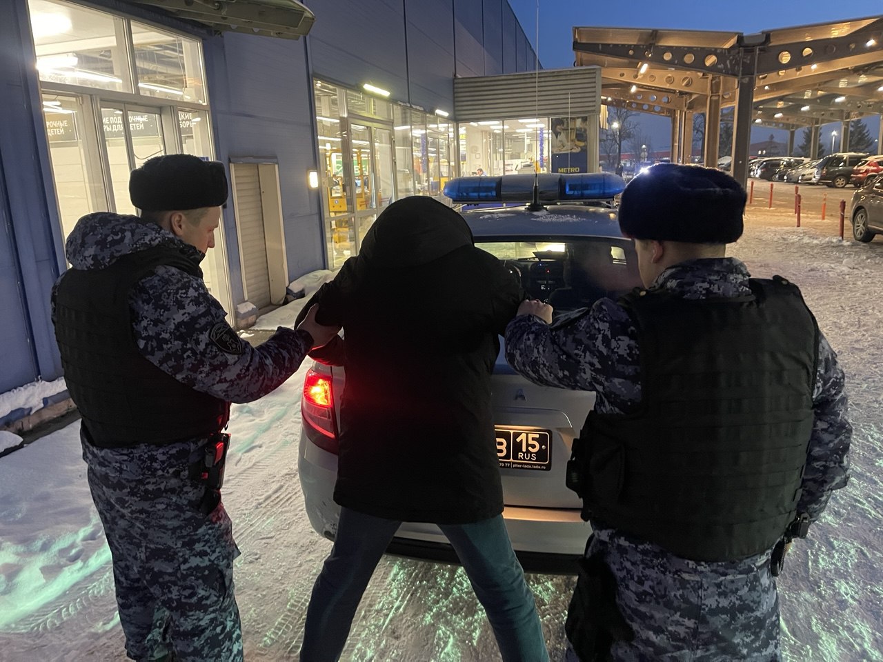 Росгвардейцы задержали в Калининграде двух жителей Пионерского, которые пытались унести из магазина элитный алкоголь