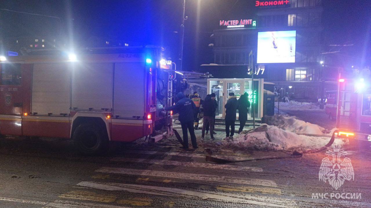 В Калининграде пожар уничтожил два торговых павильона