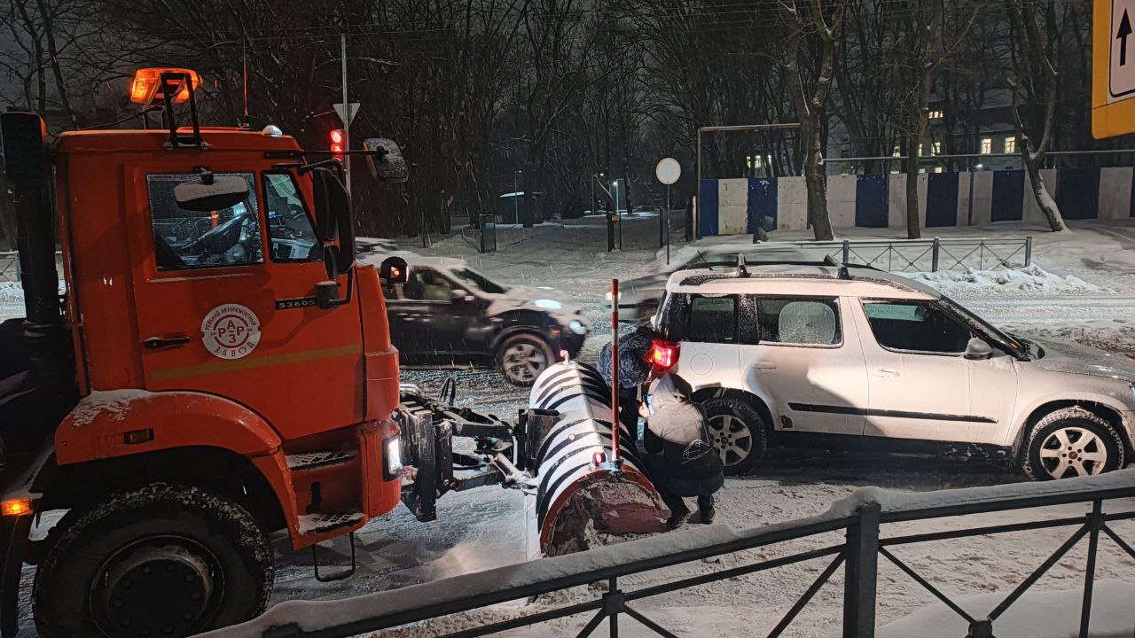 ДТП со снегоуборочной машиной: Калининград встал в 10-балльных пробках из-за снежного коллапса