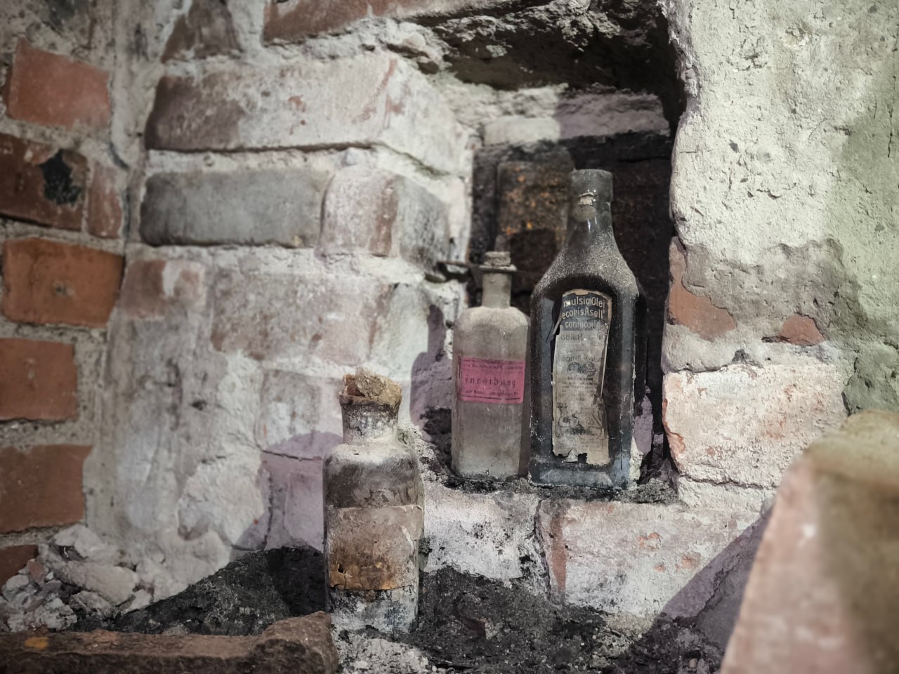 Рабочие нашли в кладках бастиона «Литва» в Калининграде старинные бутылки
