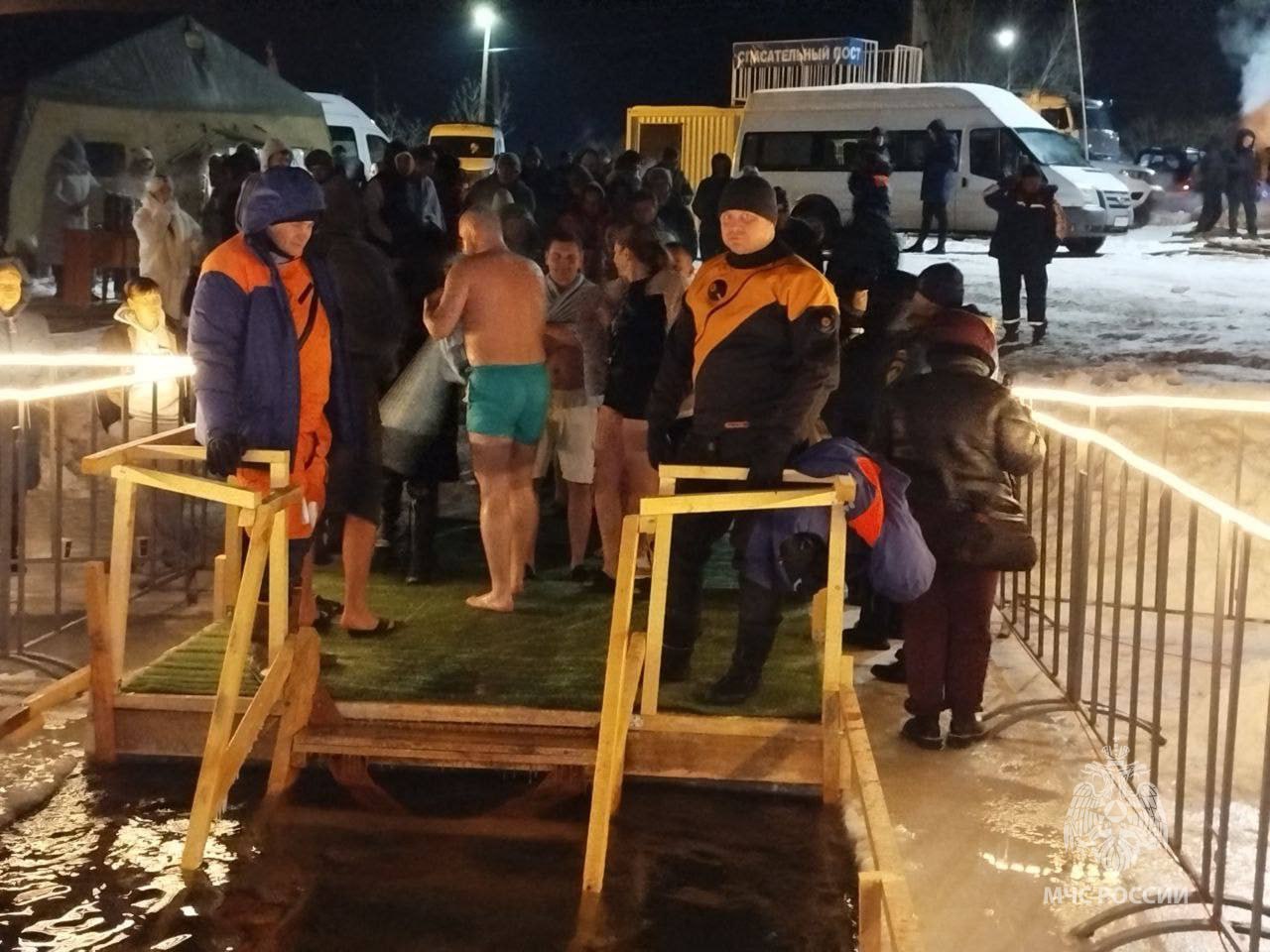 Более 2500 человек приняли участие в крещенских купаниях в Калининградской области