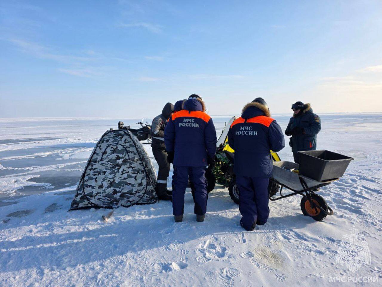 Лёд толщиной 20 см и десятки рейдов: спасатели проверяют заливы Калининградской области