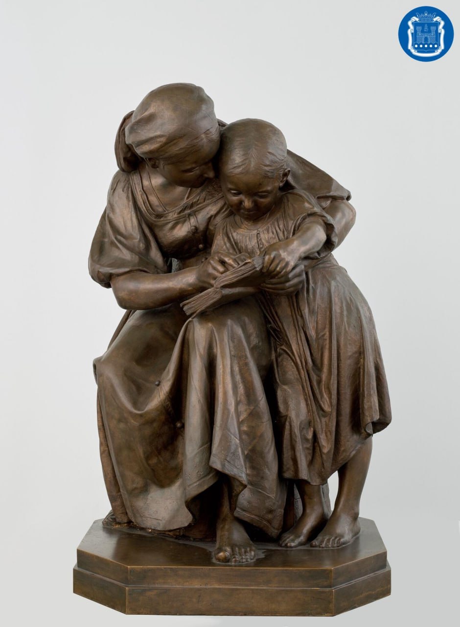 В калининградском филиале Третьяковской галереи показали скульптуру Матвея Чижова «Мать, обучающая дочь грамоте»