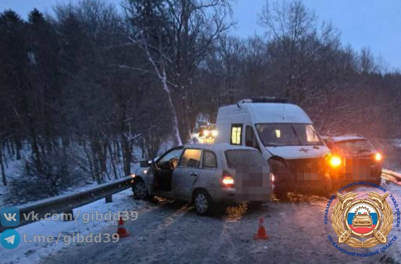 В Зеленоградском районе столкнулись две машины и скорая
