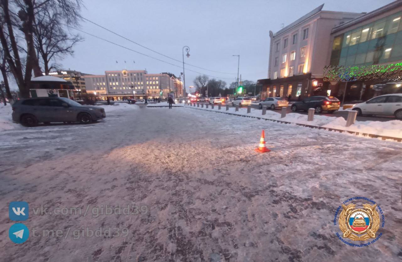 В центре Калининграда на парковке сбили пешехода