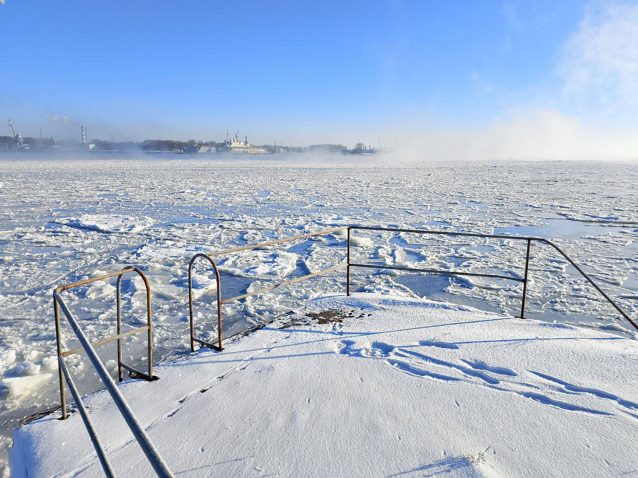 Жители Балтийской косы уже больше суток не могут попасть домой из-за льда Жители Балтийской косы уже больше суток не могут попасть домой из-за льда