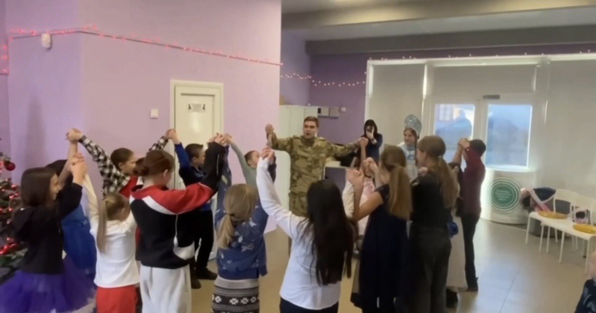 В Правдинске «Полицейский Дед Мороз» поздравил с Новым годом детей из малоимущих семей и сирот В Правдинске «Полицейский Дед Мороз» поздравил с Новым годом детей из малоимущих семей и сирот