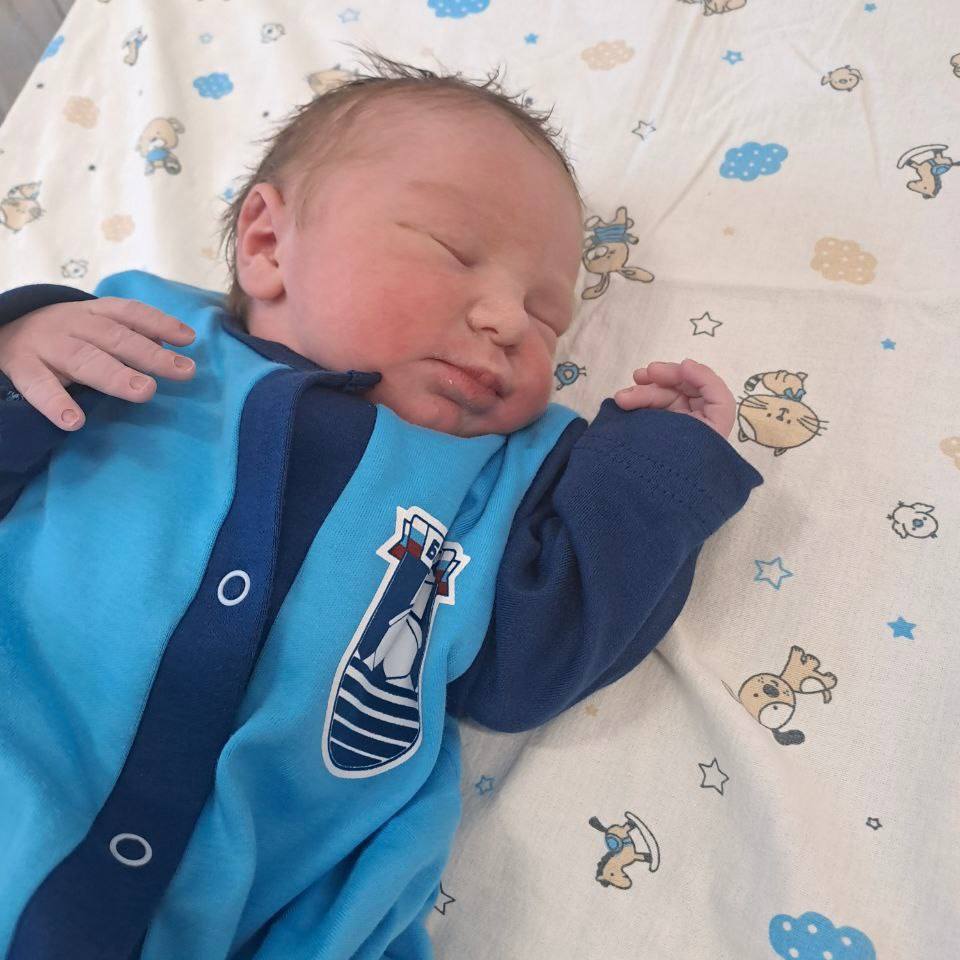 Футбольный клуб «Балтика» поздравил новорожденных малышей