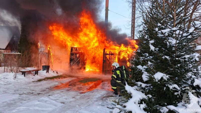Под Балтийском сгорел гараж с машиной и мотоциклом
