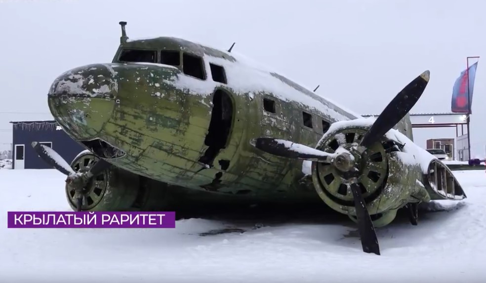 Старый советский самолет ЛИ-2 переехал из аэропорта Храброво в «чистое» поле