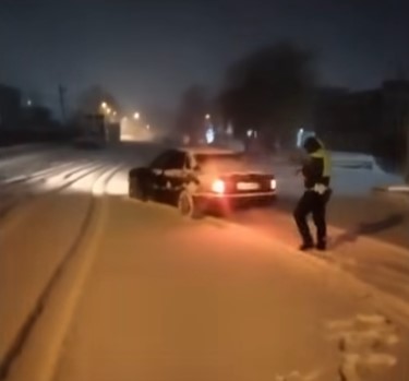 Полицейские помогли автомобилистке выбраться из снежного заноса в Светлом