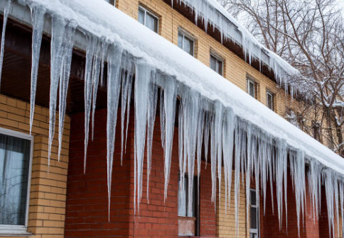 Калининградцев попросили сообщать о сосульках дежурному по городу