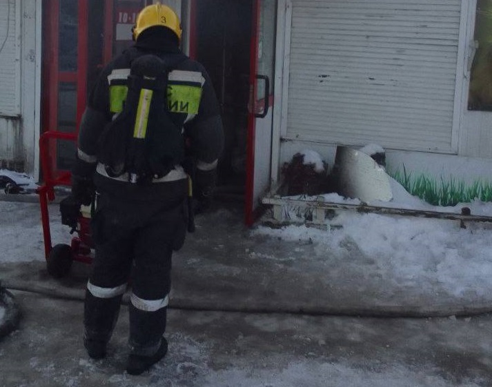 В Калининграде сгорел торговый павильон с товарами для животных