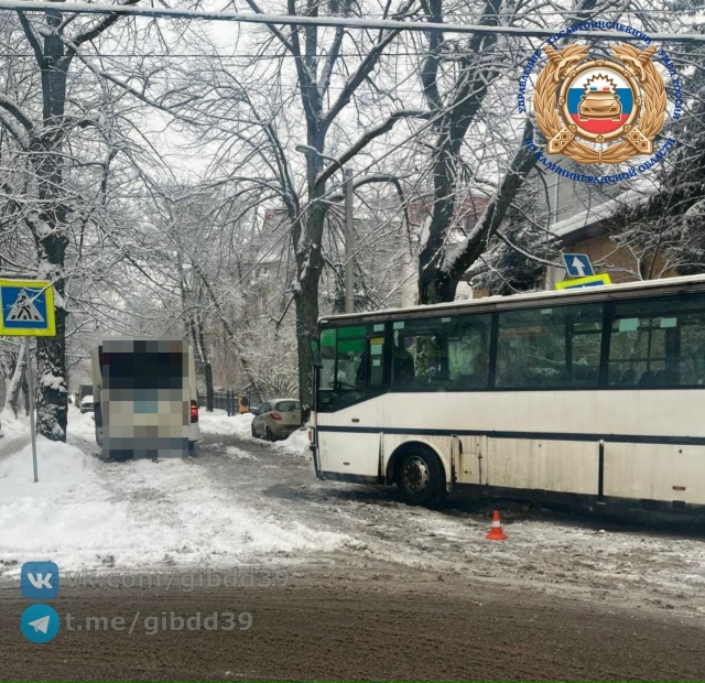 В Калининграде на проспекте Победы столкнулись два автобуса, пострадали 2 пассажира