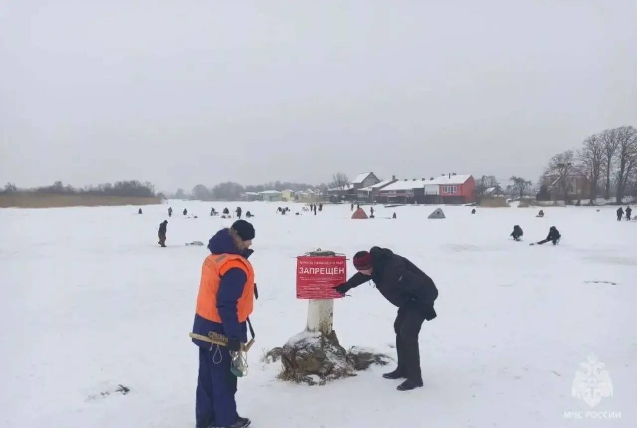 В Калининградской области сотрудники МЧС проверили лёд В Калининградской области сотрудники МЧС проверили лёд