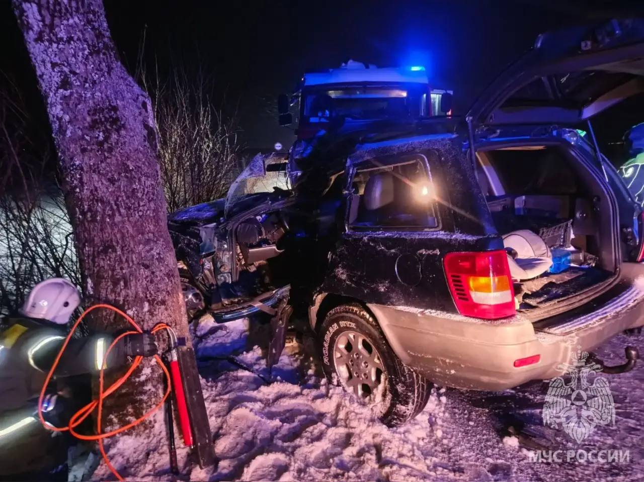 ДТП с ребёнком под Гурьевском: спасатели деблокировали женщину из искорёженного авто