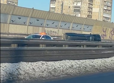 В Калининграде на второй эстакаде перевернулся автомобиль