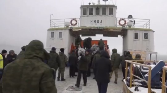 Лекарства, продукты и уголь: Балтийская коса обеспечена всем необходимым несмотря на сложную ледовую обстановку