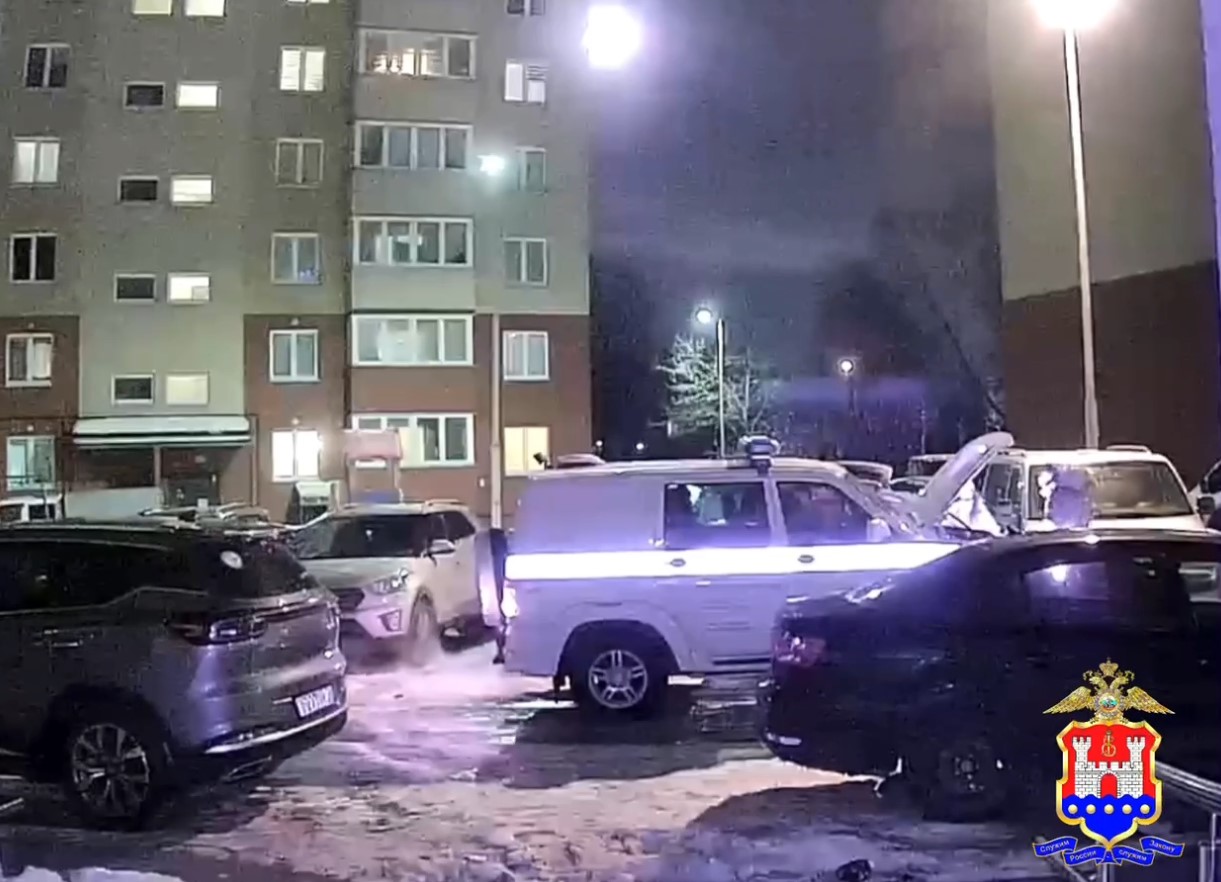 Калининградские полицейские помогли женщине завести машину на морозе