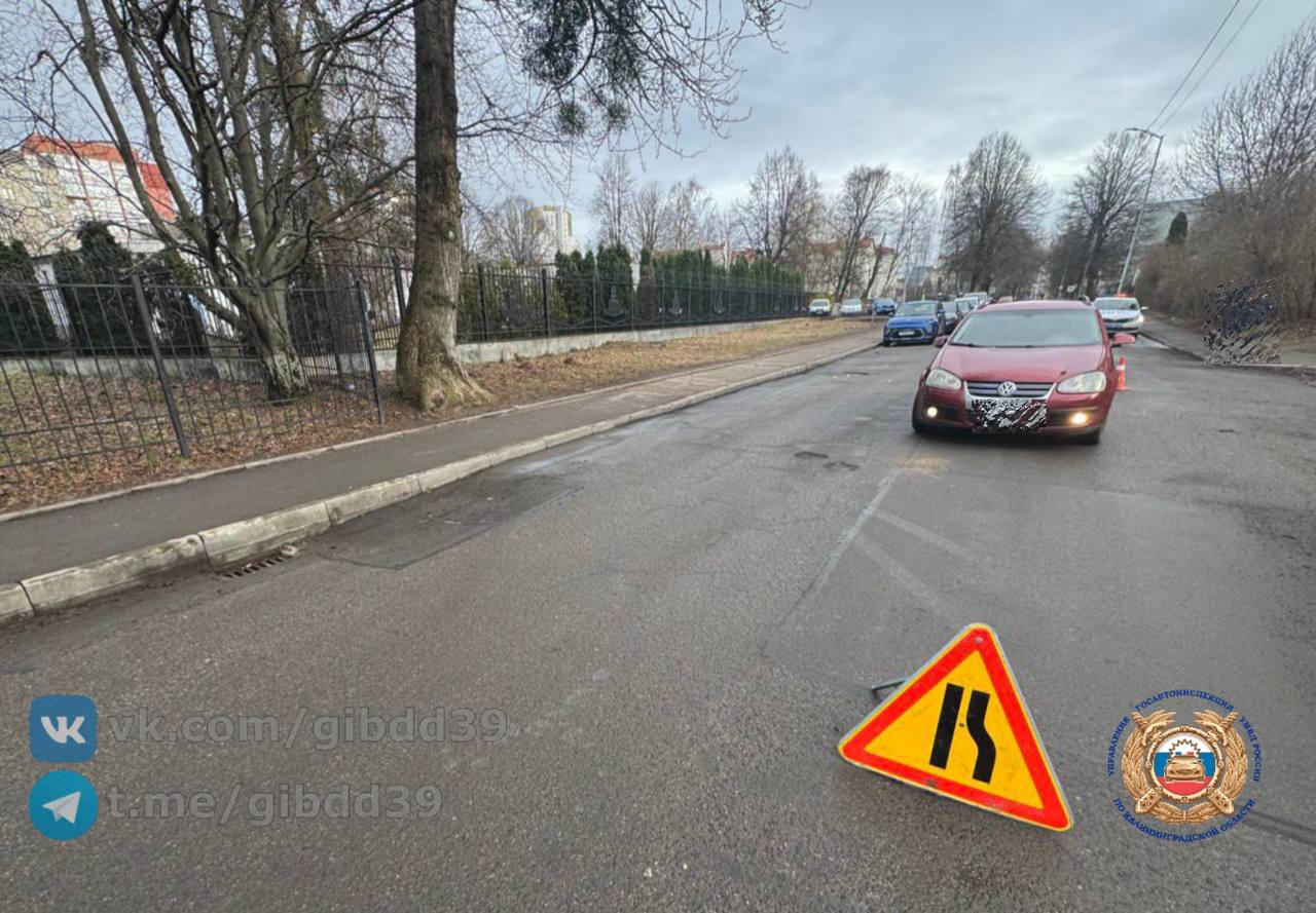 В Калининграде водитель «Фольксвагена» сбил школьницу, которая показалась на дороге из-за припаркованной машины