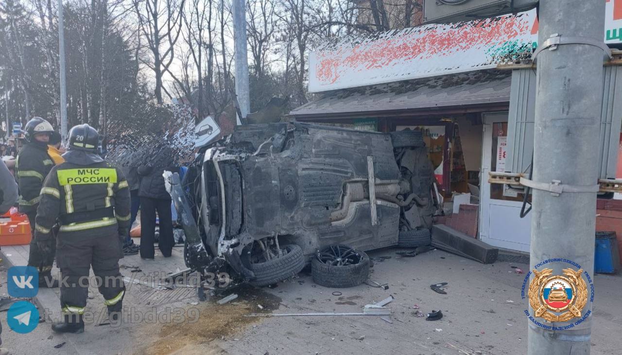 В Гурьевске машина после аварии вылетела на тротуар и сбила пешеходов