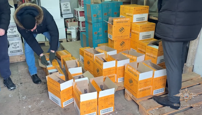 Силовики изъяли более 24 тонн спирта с подпольного алкозавода в Калининградской области Силовики изъяли более 24 тонн спирта с подпольного алкозавода в Калининградской области