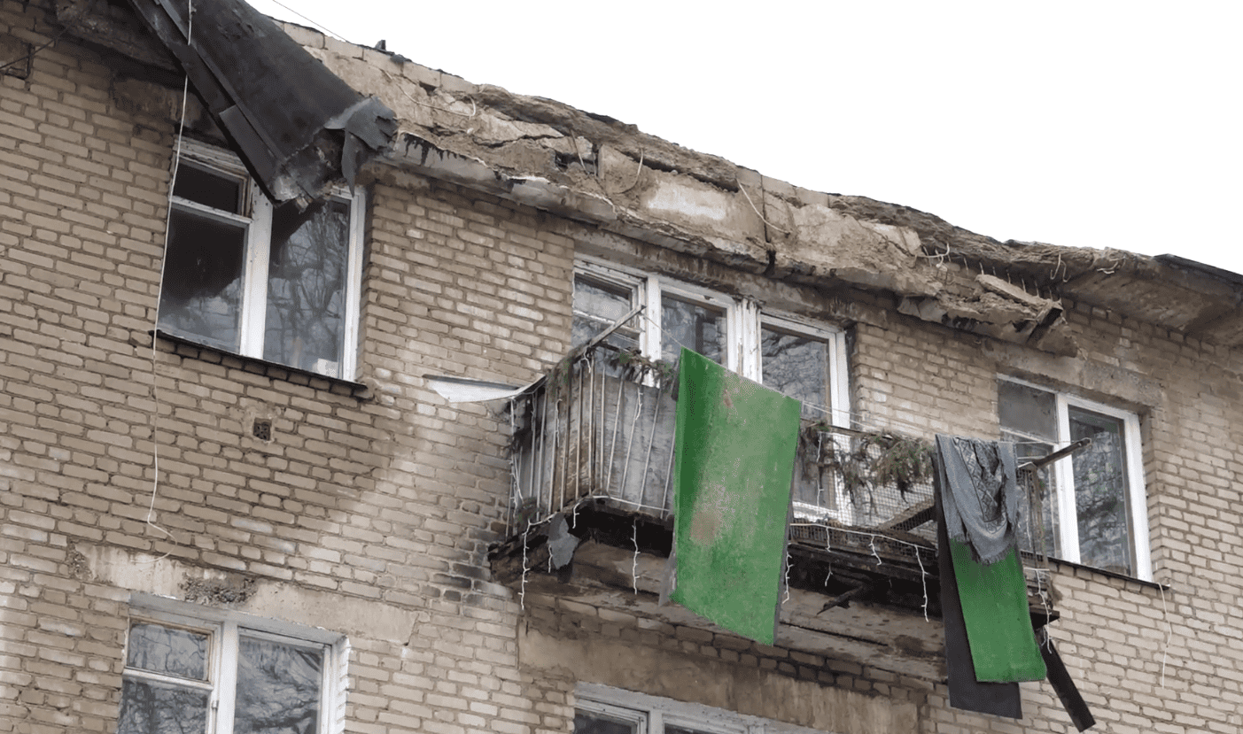 Власти Гурьевска рассказали, когда займутся домом с обрушенной крышей