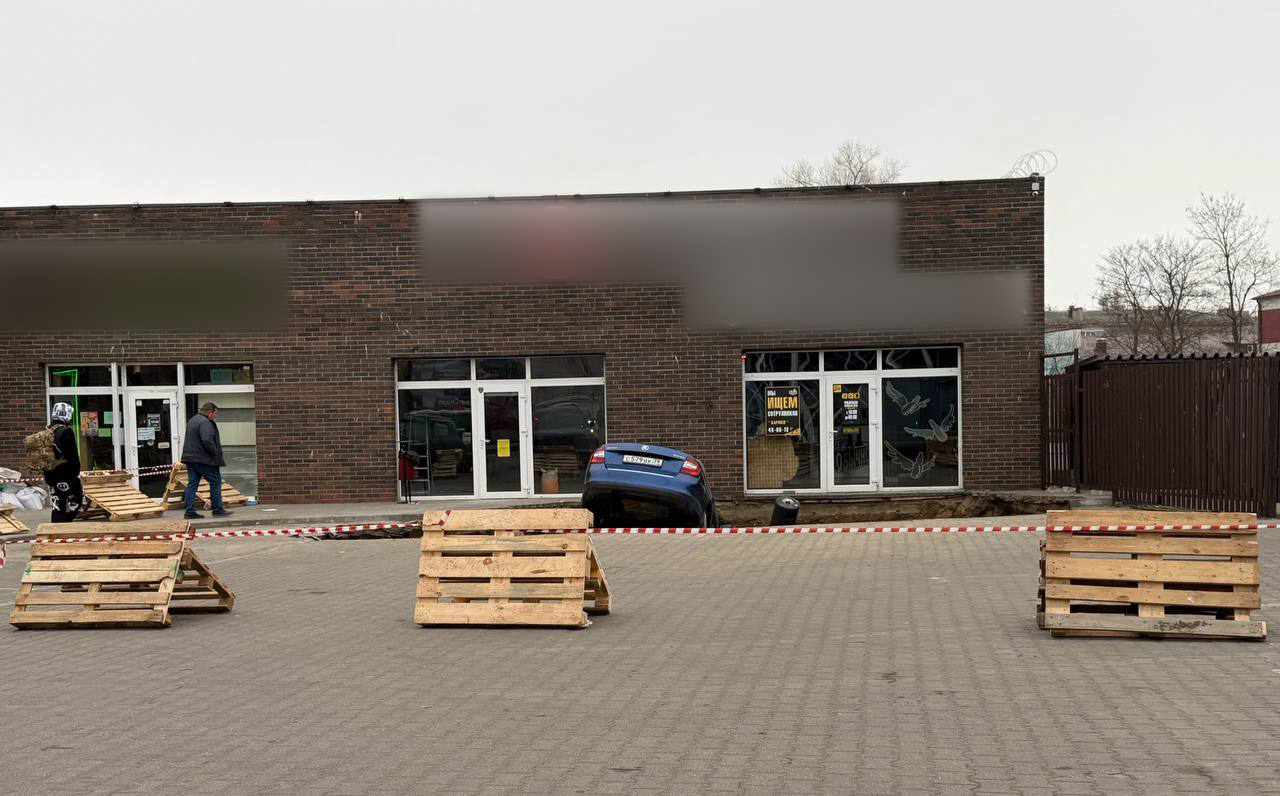 Власти Балтийска рассказали об обрушении асфальта на парковке на улице Егорова Власти Балтийска рассказали об обрушении асфальта на парковке на улице Егорова