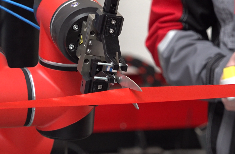 режет ленточку