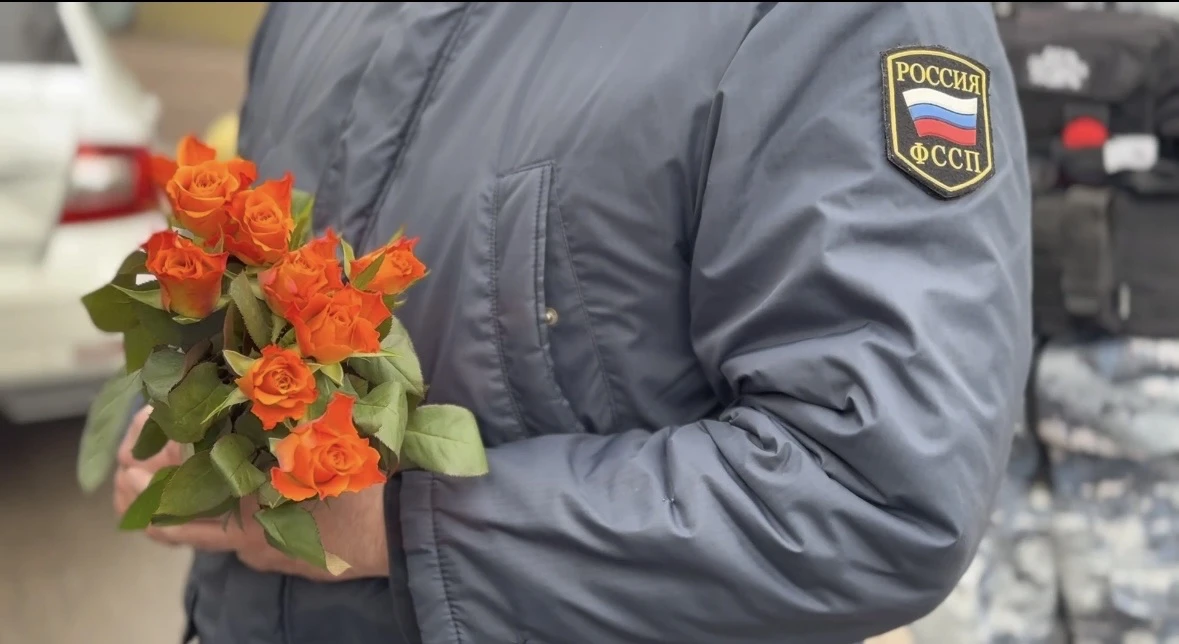 Цветы вместо штрафов: в Калининградской области госавтоинспекторы поздравили женщин с 8 марта
