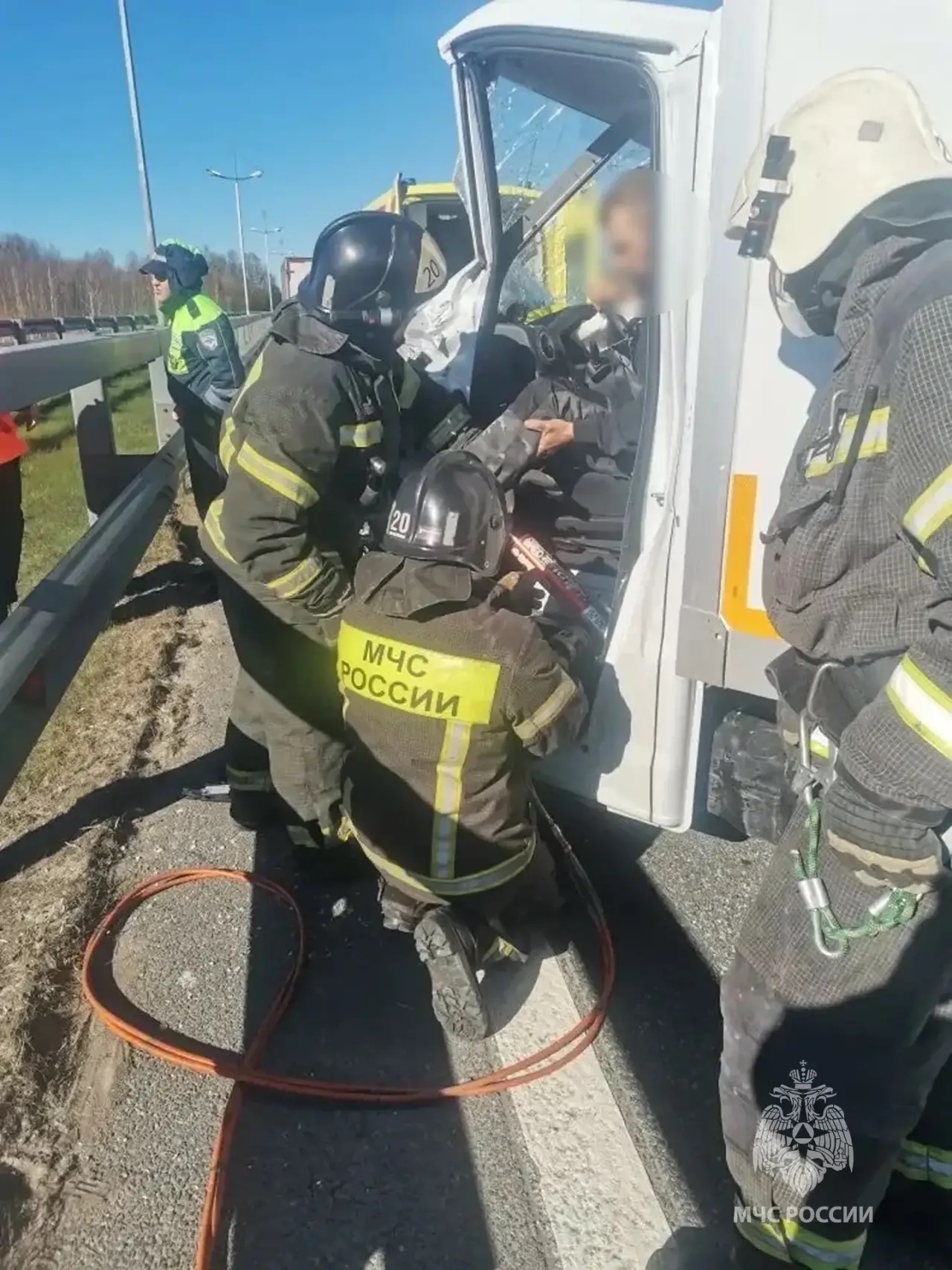 На Приморском кольце спасателям пришлось доставать водителя из кабины грузовика