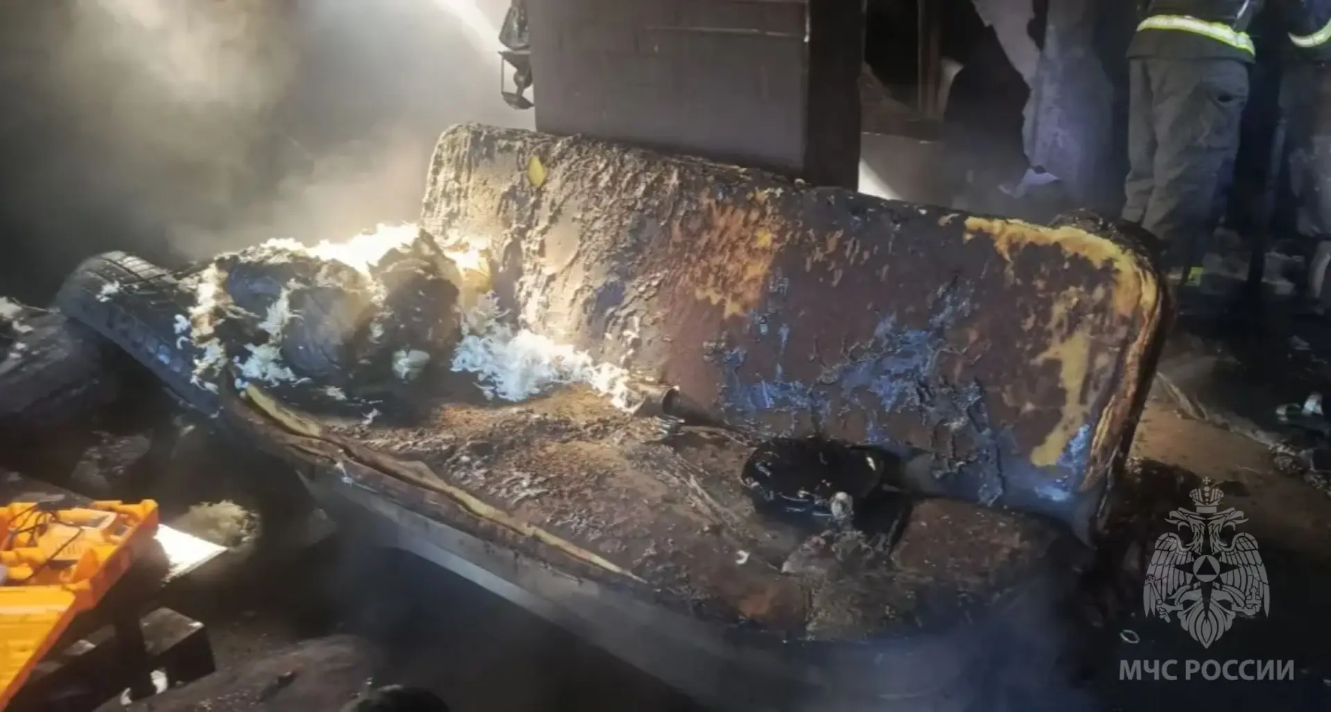 В Калининграде при пожаре в доме спасли мужчину