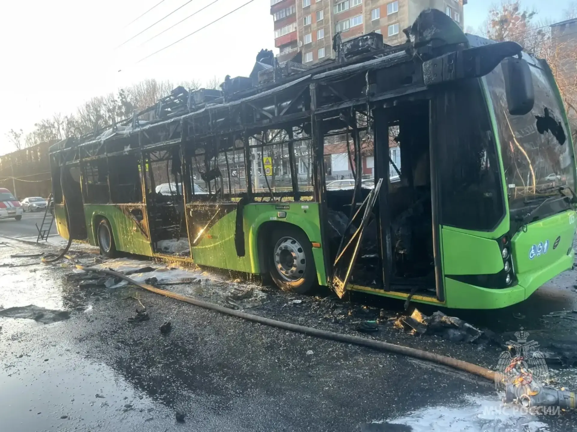 Двери были заблокированы, люди выбивали окна: появились подробности о загоревшемся троллейбусе на Московском