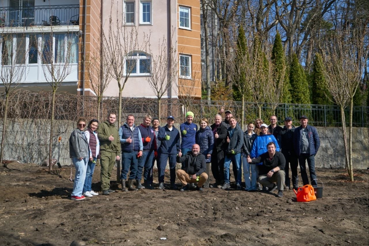 Антон Алиханов в отпуске приехал в Калининград сажать сакуры и другие деревья