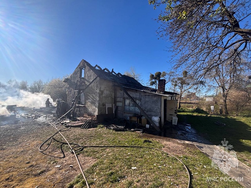 В Черняховске огонь с хозпостроек перекинулся на жилой дом