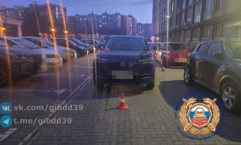 В Калининграде водитель внедорожника сбил малолетнего велосипедиста на парковке