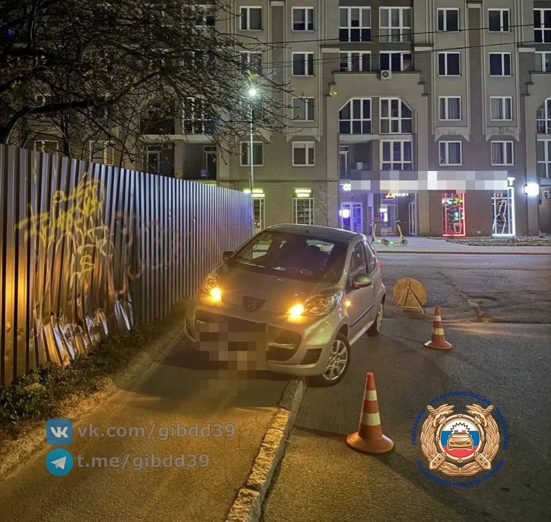 В Калининграде водитель «Пежо» сбила на тротуаре 13-летнего подростка